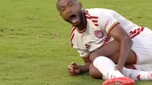 Notícias ao Minuto Brasil - Esporte - Imagens fortes: atacante marroquino fratura a perna em dividida; vídeo