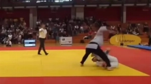 Notícias ao Minuto Brasil - Esporte - Judoca olímpico é agredido com socos no tatame e fratura mandíbula; vídeo