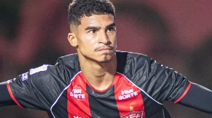 Notícias ao Minuto Brasil - Esporte - Vitória resolve pelo alto, respira na luta contra o Z4 e afunda o Grêmio