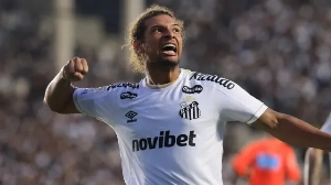 Notícias ao Minuto Brasil - Esporte - Santos supera o Atlético-MG na Vila e fica perto da semifinal da Sul-Americana