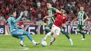 Notícias ao Minuto Brasil - Esporte - Sob enorme pressão, Internacional visita a Chapecoense em duelo direto no Z-4 do Brasileirão