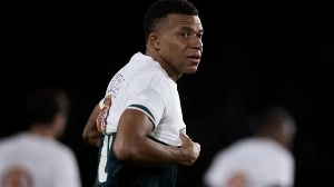 Notícias ao Minuto Brasil - Esporte - Mbappé explica gesto com camisa de apoio a Ceuta no Real Madrid