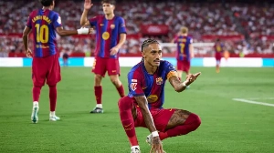 Notícias ao Minuto Brasil - Esporte - Raphinha faz hat-trick, Barcelona vence Sevilla e dispara em La Liga