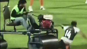Notícias ao Minuto Brasil - Esporte - Jogador inglês é atropelado em pleno gramado; imagens chocam