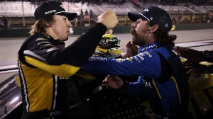 Notícias ao Minuto Brasil - Esporte - Pilotos da Nascar trocam socos após acidente durante corrida