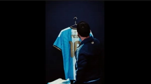 Notícias ao Minuto Brasil - Esporte - Messi mostra camisa especial para jogo de despedida da Argentina