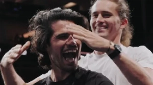 Notícias ao Minuto Brasil - Esporte - Zverev vira 'cabeleireiro' e muda visual de Alcaraz antes da Laver Cup