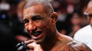 Notícias ao Minuto Brasil - Esporte - Brasileiro perde consciência durante luta no UFC e é levado ao hospital