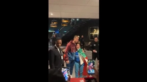 Notícias ao Minuto Brasil - Esporte - Cristiano Ronaldo causa euforia entre crianças em hotel na Noruega