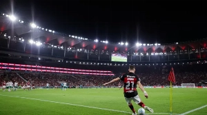 Notícias ao Minuto Brasil - Esporte - Flamengo defende topo contra rival Fluminense em duelo quente no Maracanã antes da Libertadores