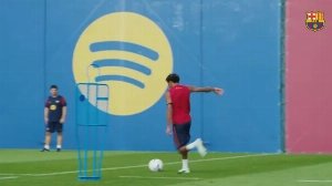 Notícias ao Minuto Brasil - Esporte - Yamal dá passe de trivela e Adeyemi marca golaço em treino do Barcelona