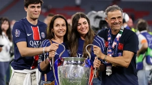 Notícias ao Minuto Brasil - Esporte - Filha do treinador do PSG se envolve em grave acidente de carro