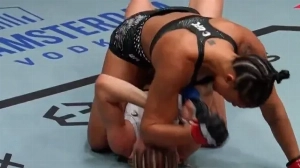 Notícias ao Minuto Brasil - Esporte - Mais jovem do UFC, brasileira deixa buraco na testa de russa; vídeo