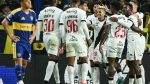 Notícias ao Minuto Brasil - Esporte - Vasco marca com Adson, se segura após expulsão e vence Boca na Bombonera