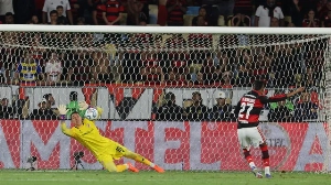 Notícias ao Minuto Brasil - Esporte - Quem é Muslera, goleiro que defendeu três pênaltis do Flamengo?