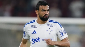 Notícias ao Minuto Brasil - Esporte - Fabrício Bruno salva pelo alto, Cruzeiro vence Remo e dorme na 3ª posição