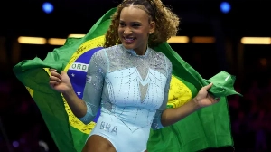 Notícias ao Minuto Brasil - Esporte - Rebeca Andrade é tricampeã mundial no salto e chega a 10 medalhas em Mundiais