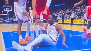 Notícias ao Minuto Brasil - Esporte - Imagem forte: Jogador sofre lesão assustadora na NBA