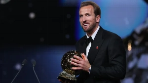 Notícias ao Minuto Brasil - Esporte - Inglês Harry Kane conquista a Bola de Ouro pela primeira vez