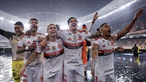 Notícias ao Minuto Brasil - Esporte - Flamengo goleia Vasco e abre vantagem sobre Palmeiras no Brasileirão