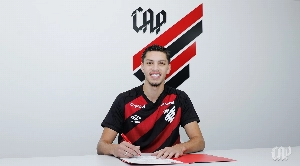 ge - Athletico oficializa contratação do zagueiro Bruno Baldini; conheça