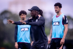 ge - Seedorf muda rotina no Corinthians e deixa cortes na lista de relacionados para o dia do jogo