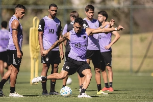 ge - Treino do Atlético-MG conta com jogador da base e segue com desfalques