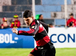 ge - Ayrton Lucas se lesiona e deixa campo chorando em Flamengo x Bragantino