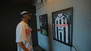 ge - Neymar mostra acervo pessoal em Santos e diz que camisa da Copa de 2022 é 