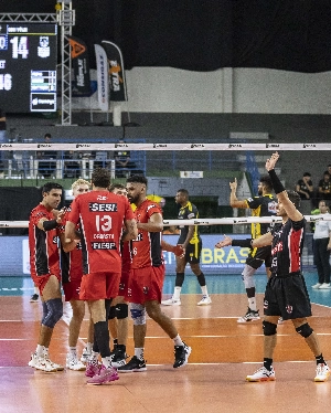 ge - Em jogão com mais de 2h30, Sesi-Bauru vence Praia Clube de virada pela Superliga