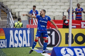 ge - Santos aguarda exames para assinar com Moisés e fechar negócio de R$ 12 milhões