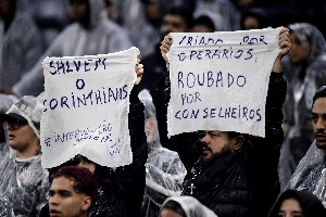 ge - Torcida do Corinthians protesta, PM reforça segurança e jogadores saem em silêncio após derrota