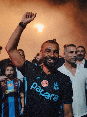 ge - Salah, reforço do Trabzonspor, é recebido com festa impressionante na Turquia; veja imagens