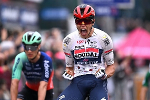 ge - Fezes de vaca viram suspeita por surto de doença durante competição de ciclismo na Europa
