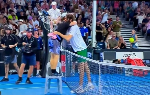 ge - Gigante usa cadeira para cumprimentar rival no ATP de Brisbane; veja vídeo