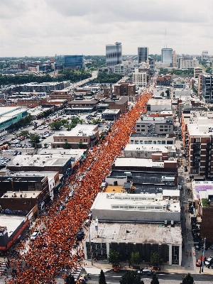 ge - Torcida da Holanda toma as ruas de Kansas City antes de jogo com a Tunísia; assista