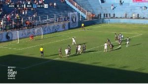 ge - VÍDEO: À la Neymar? Atacante cobra pênalti com paradinha em final de campeonato e desperdiça chance