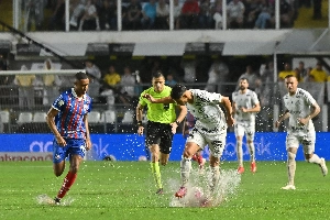 ge - Análise: Santos supera péssimo gramado e imaturidade de Neymar para buscar empate