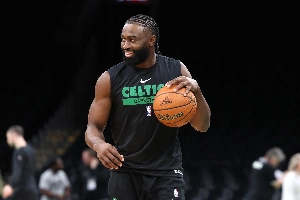 ge - Criança fã dos Celtics viraliza ao chorar com troca de Jaylen Brown, e astro responde; veja vídeo