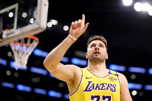 ge - Doncic chuta bola e acerta torcedor em derrota dos Lakers; veja vídeo