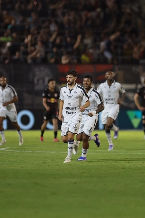 ge - Atacante do Remo vê Volpi adiantado e marca gol do meio de campo; assista