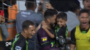 ge - Herói do América-MG, goleiro viraliza ao abraçar filho após pegar pênalti na Copa do Brasil; vídeo