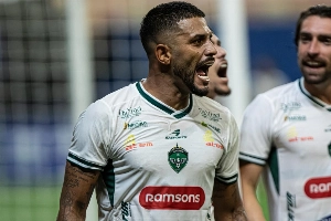 ge - Herói do Manaus, David Luis celebra vitória e fase artilheira: 