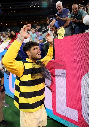 ge - Alcaraz veste fantasia de abelha para comemorar vaga na semi em Indian Wells; entenda