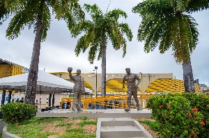 ge - Esculturas em homenagem a Lourival Baptista e Pelé são inauguradas na Arena Batistão