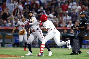 ge - Jogo da MLB tem troca de socos e confusão em campo após arremesso polêmico