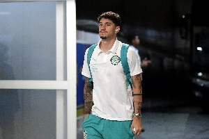 ge - Emi Martínez desfalca treino do Palmeiras por dores na panturrilha