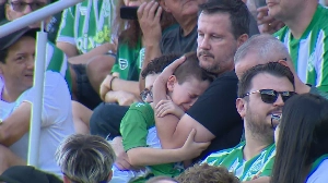 ge - Família é hostilizada por torcedores do Juventude ao receber camisa do Grêmio; veja vídeo