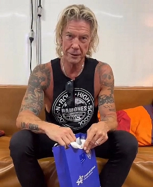 ge - Integrantes do Guns N’ Roses ganham camisas do Vitória-ES, time da Série D do Brasileirão