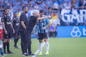 ge - Luís Castro se aproxima da defesa ideal no Grêmio e diz que experiência não garante vaga